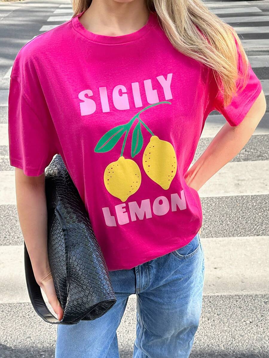 SHEIN Camiseta con estampado de limón en color rosa intenso, Camiseta de la colección de cítricos de verano, Camiseta con estampado de fruta de estilo retro, Camiseta gráfica de limón de la colección de verano, Camiseta casual de algodón con mensaje, Camiseta gráfica de limón en rosa intenso, Colección de estampados casuales de verano, Camiseta gráfica de algodón premium, Tela transpirable