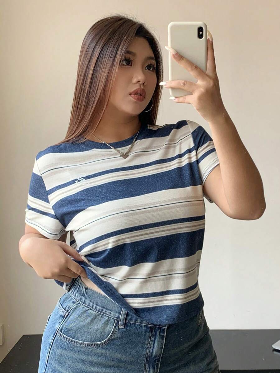 Dazy Plus Camiseta de manga corta a rayas con cuello redondo ajustada y bordado de letra para mujer en tallas grandes, top corto