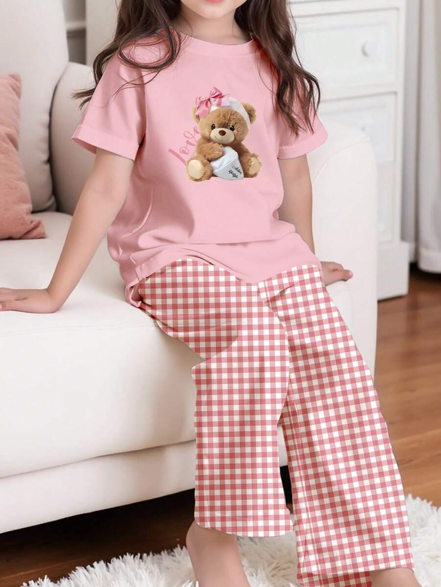 SHEIN مجموعة بنطال بيجاما وتيشرت بتصميم الدب الصغير والنقوش الشهيرة للفتيات، ملائم للياقة النحيفة والرقبة المستديرة والأكمام القصيرة، مناسب للصيف