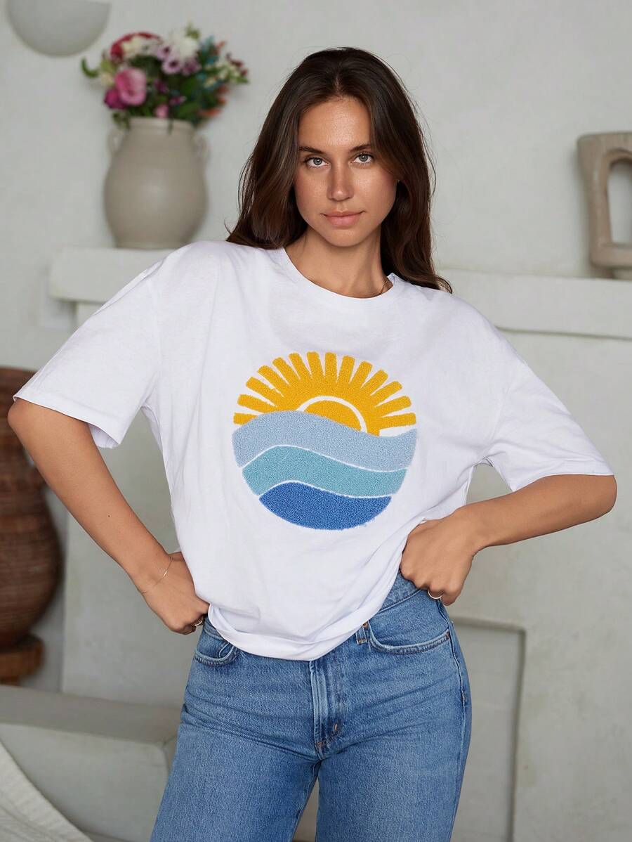 Camiseta sobredimensionada con bordado detallado de motivos naturales