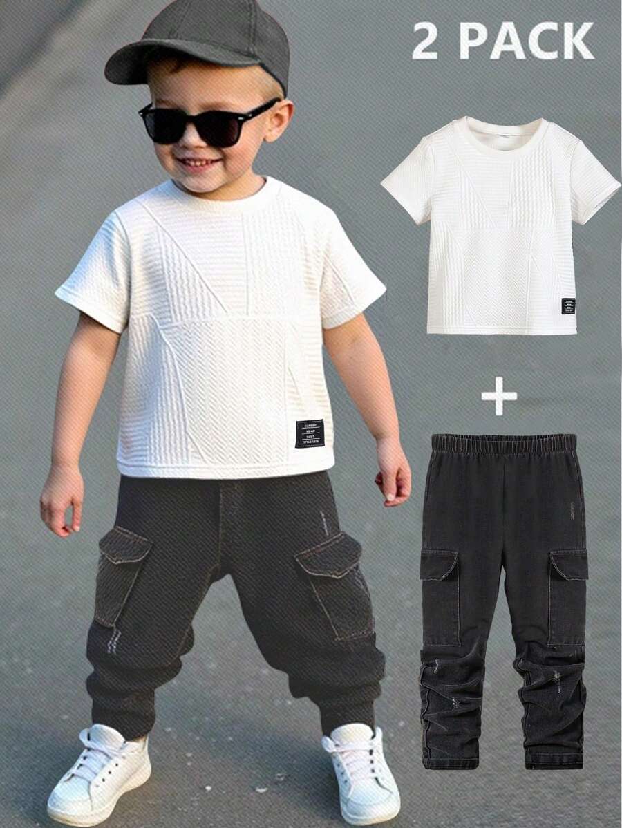 Set de 2 piezas: Top de manga corta con cuello redondo y decoración con letra elástica y patrón, emparejado con jeans elásticos lavados a la cintura para chico joven. La cómoda y de moda camiseta de cuello redondo y los duraderos jeans de cintura elástica lavados son adecuados para el verano. El diseño sencillo y de moda resalta el encanto personalizado de los niños de 4 a 7 años para el uso diario casual.