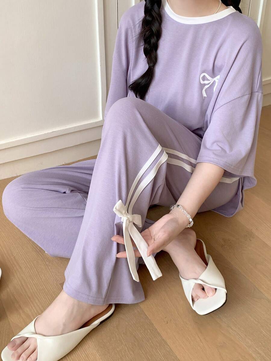 SHEIN Set informal de 2 piezas para adolescentes: camiseta de manga corta con cuello redondo y estampado de lazo en contraste de color, y pantalones de punto con cordón en la cintura
