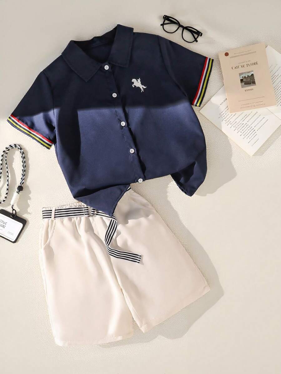 SHEIN Set di camicia a maniche corte con stampa e bordo a contrasto, e pantaloncini in vita elastica con cintura, per ragazzi più grandi