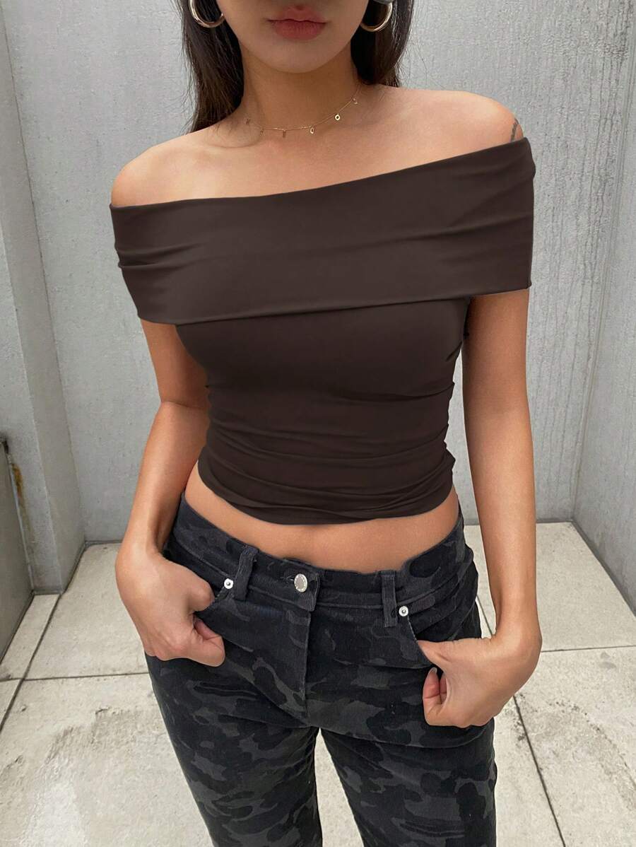 DAZY Parte superior de camiseta ajustada de hombros descubiertos de moda de verano para mujer, tops cortos para mujer