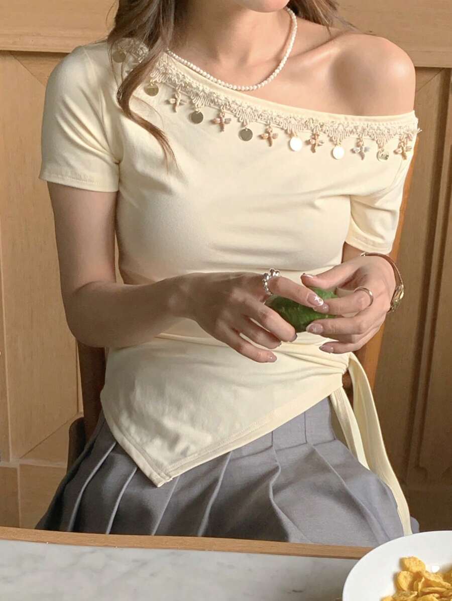 DAZY Maglietta elegante da donna con spalla asimmetrica, stile boho, con paillettes, a patchwork, maniche corte, vita aderente e orlo asimmetrico, adatta per l'estate