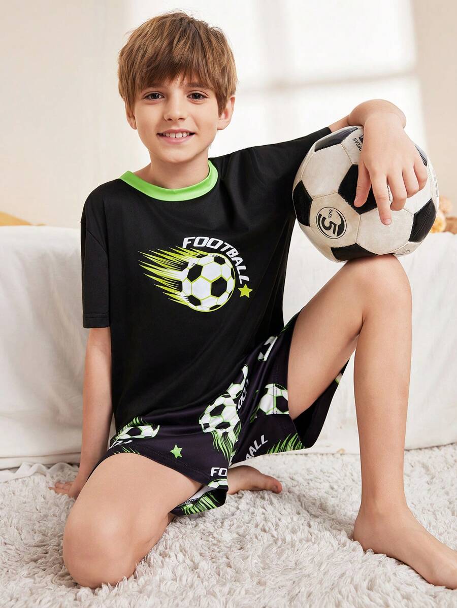 FamilyFrolics Pigiama da bambino con stampa calcio, composto da top con colletto e pantaloncini corti