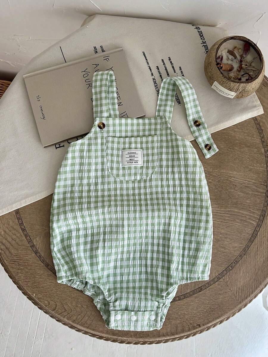SHEIN Vintaside Kids Mono de verano para bebé niño o niña con tirantes triangulares en verde y blanco, con combinación de colores frescos que muestran un estilo simple, vivo y encantador. Hecho de tela tejida, versión holgada, con tirantes ajustables que se adaptan conforme el bebé crece. Con bolsillo práctico y letras lindas, adecuado para compras al aire libre, vacaciones, ocio en casa, fiestas y otras ocasiones para usar.