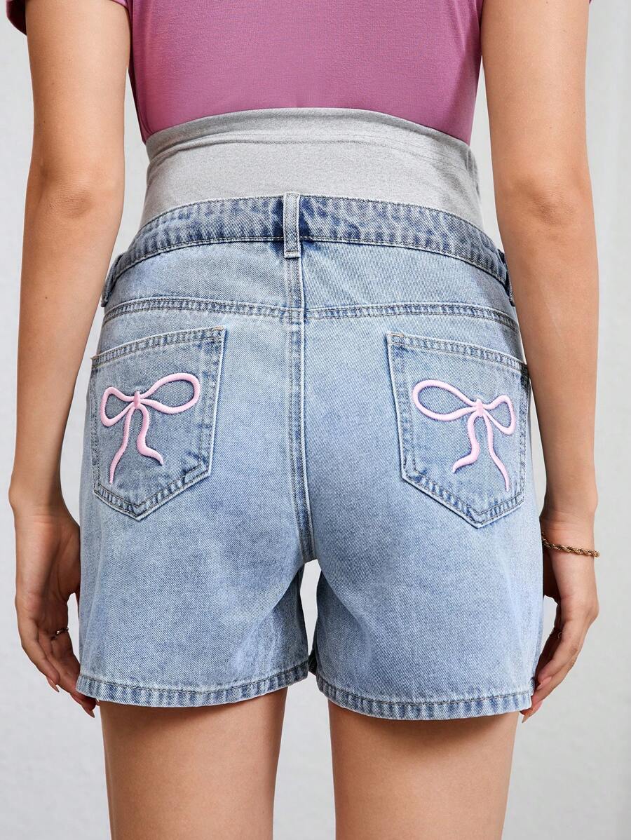 SHEIN Shorts vaqueros casuales para maternidad con cintura ajustable, bordado de lazo