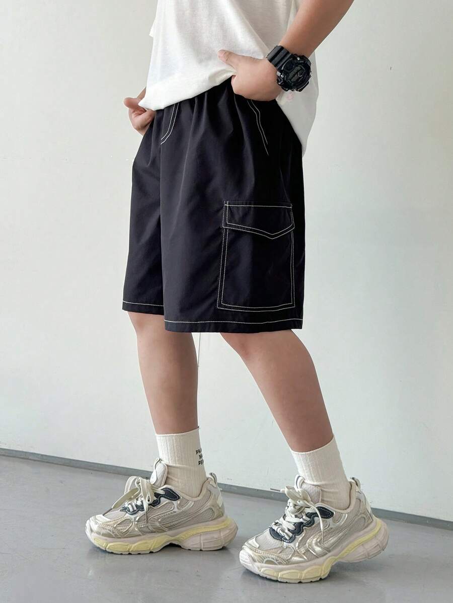 SHEIN 1 Pieza Pantalones cortos casuales de estilo deportivo colegial para niño preadolescente, con estilo retro japonés y coreano, en color negro holgado, con bolsillos con parche y líneas decorativas blancas, adecuado para conjuntos de niños, ropa de niño pequeño, de vuelta al colegio, apto para fiestas de cumpleaños, fiestas de noche, presentaciones, bodas, bautizos, ceremonias de apertura, adecuado para uso diario, adecuado para la escuela, adecuado para viajes, adecuado para deportes, adecuado para las temporadas de primavera y verano