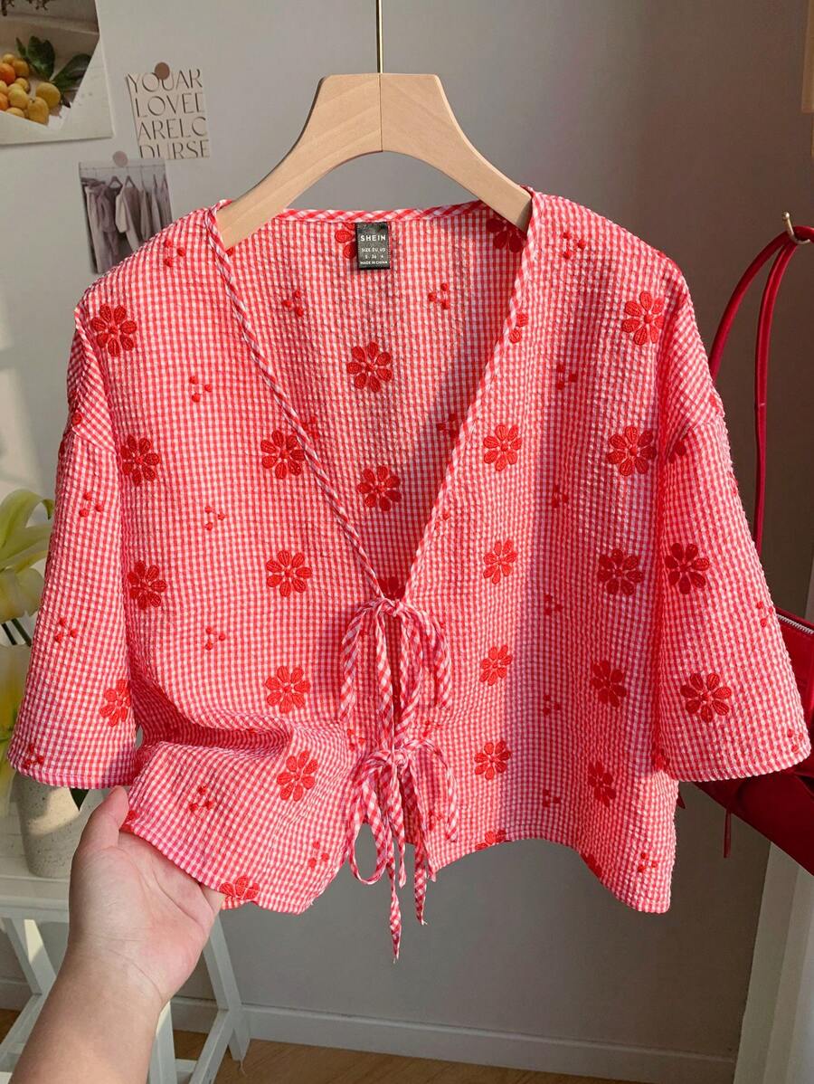 Comfortcana Camicia da donna con colletto a farfalla ricamato a fiori in maglia a quadri rossi, adatta per i primi mesi d'autunno, taglie comode