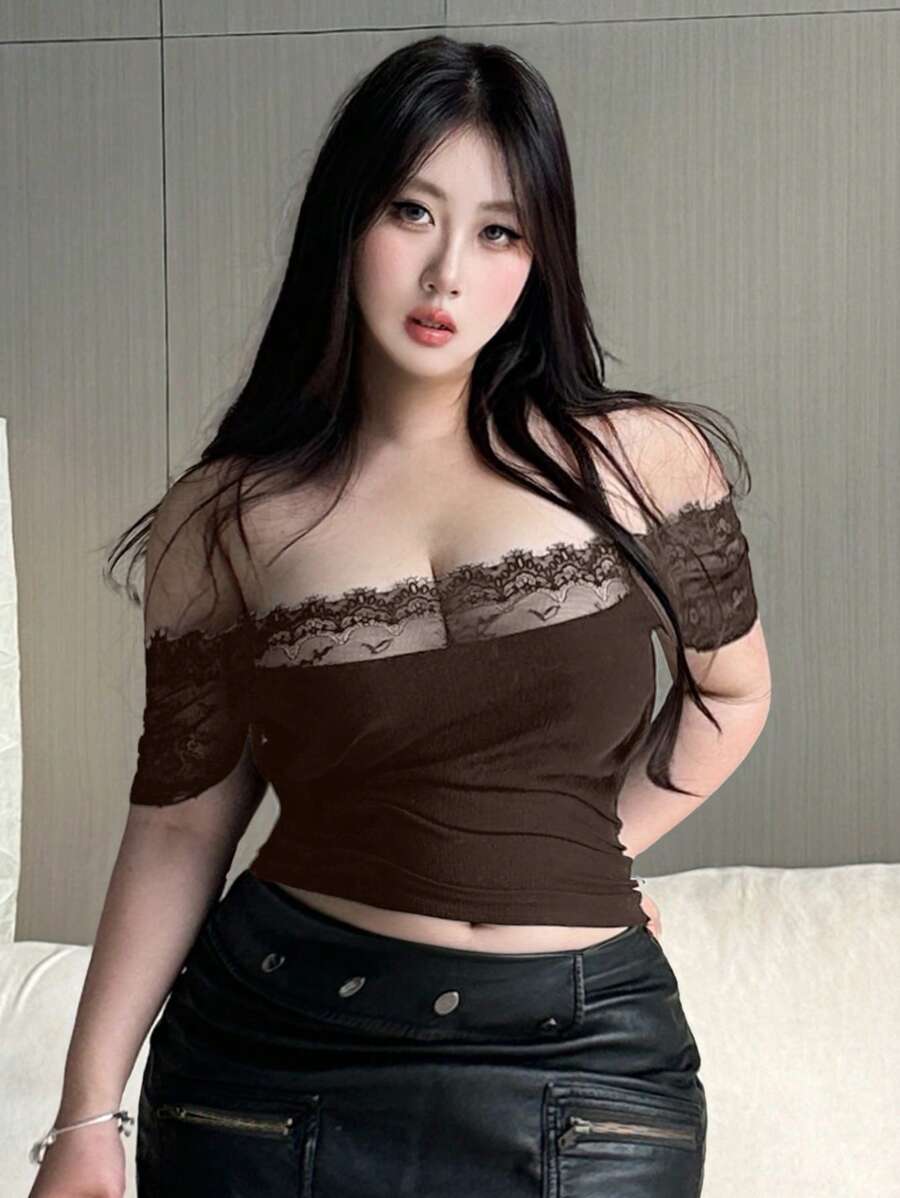 Dazy Plus Camiseta minimalista sexy de mujer de manga corta con empalmado de encaje en unicolor, Tops cortos de mujer, Top hombros descubiertos