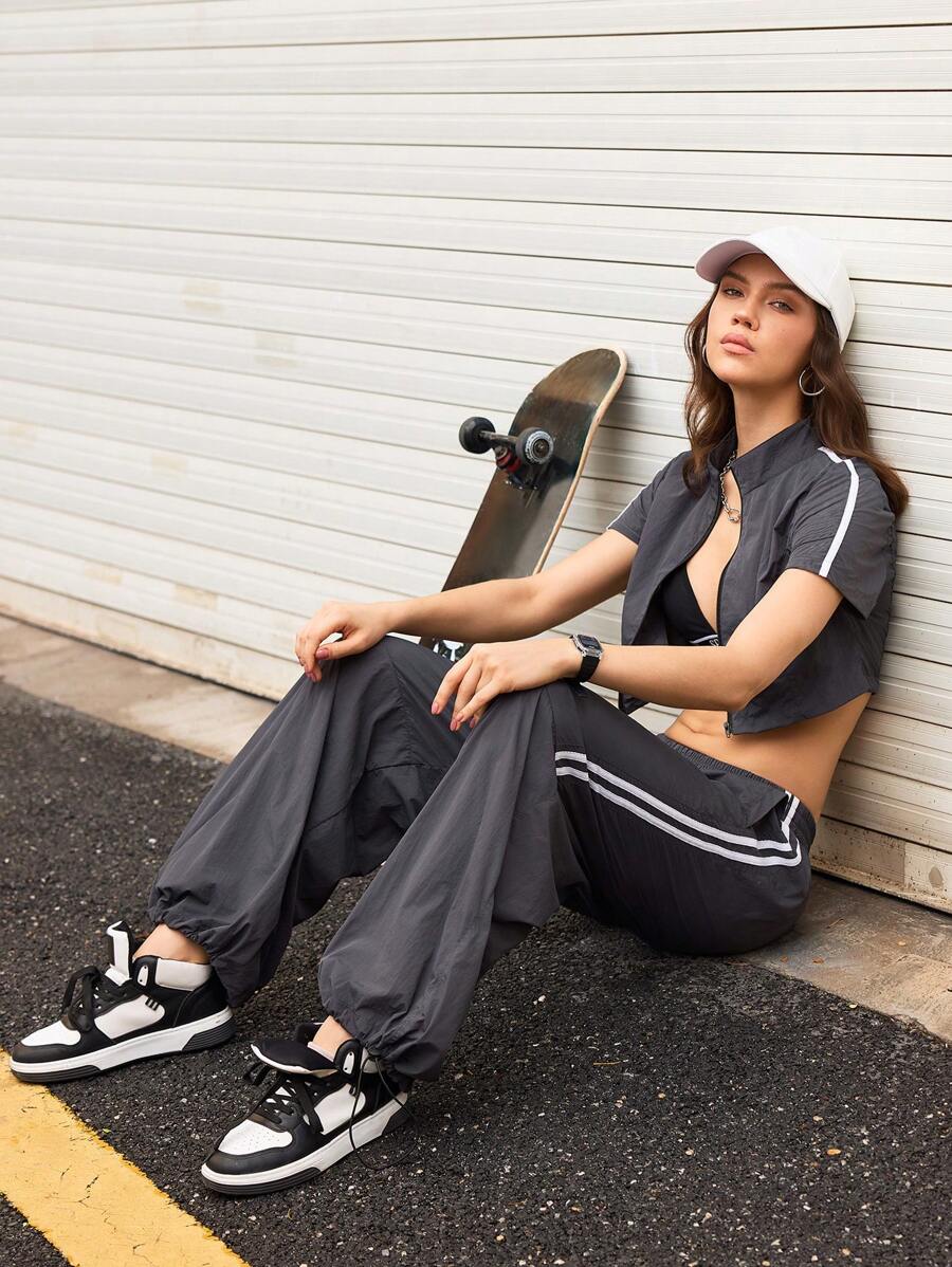 Streetz SHEIN Sport Conjunto de ropa deportiva para mujer compuesto por una blusa de manga corta con cremallera y ribete contrastante, y pantalones largos con rayas laterales