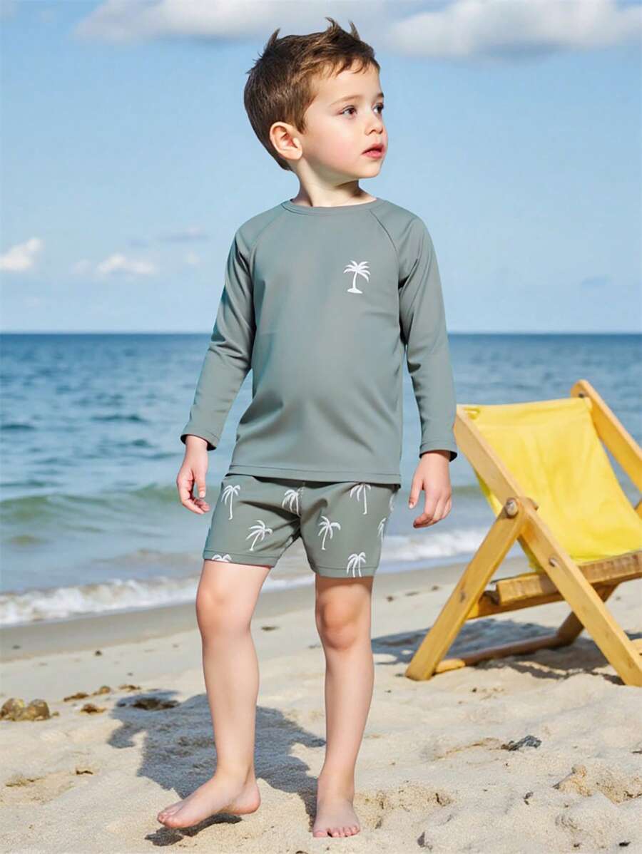 SHEIN Conjunto de traje de baño de niño pequeño estampado con palmeras, elegante y adorable. Conjunto de 2 piezas para niños pequeños. Ropa de playa para niños de 3 a 7 años