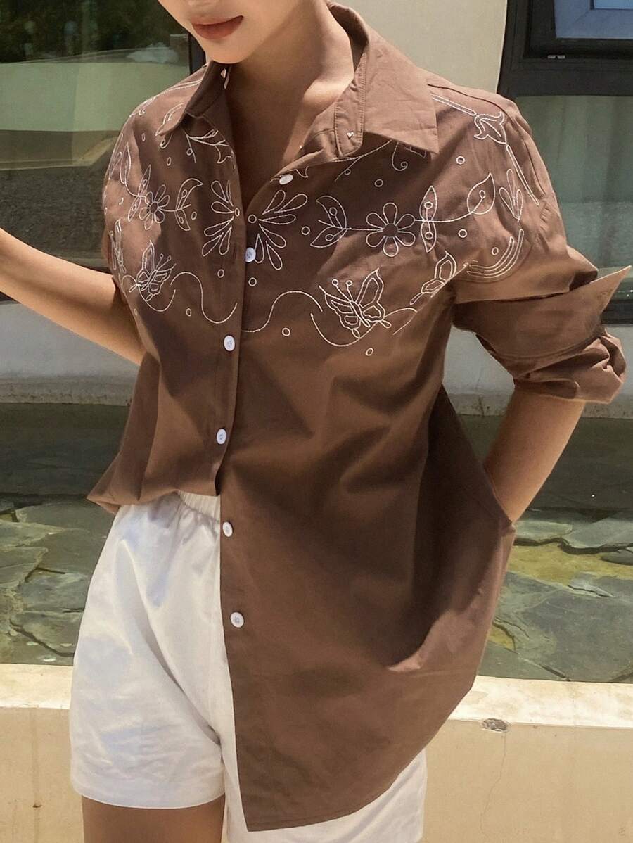 DAZY Blusa casual da donna, a manica lunga, ampia, con ricamo floreale e di farfalle, per l'estate