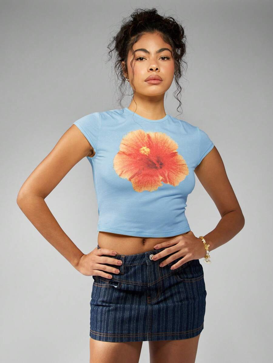 MISSGUIDED Crop top estivo con fiore di ibisco, stile Y2K, estetica da festival hawaiano, da spiaggia e surf, casual per il giorno, con maniche corte e fresco