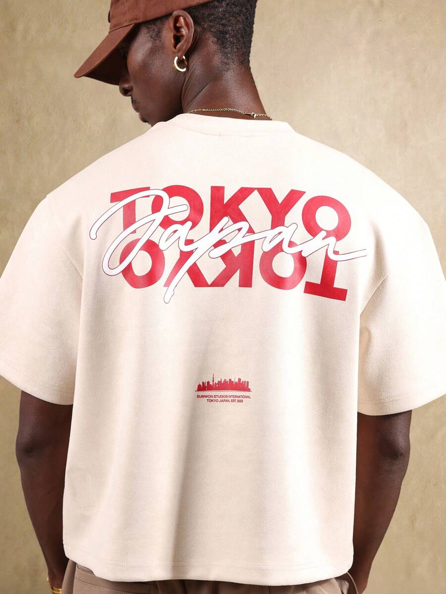 SUMWON Camiseta de verano suelta con tipografía de estilo callejero japonés, de la colección esencial de studio, casual y urbana para festivales