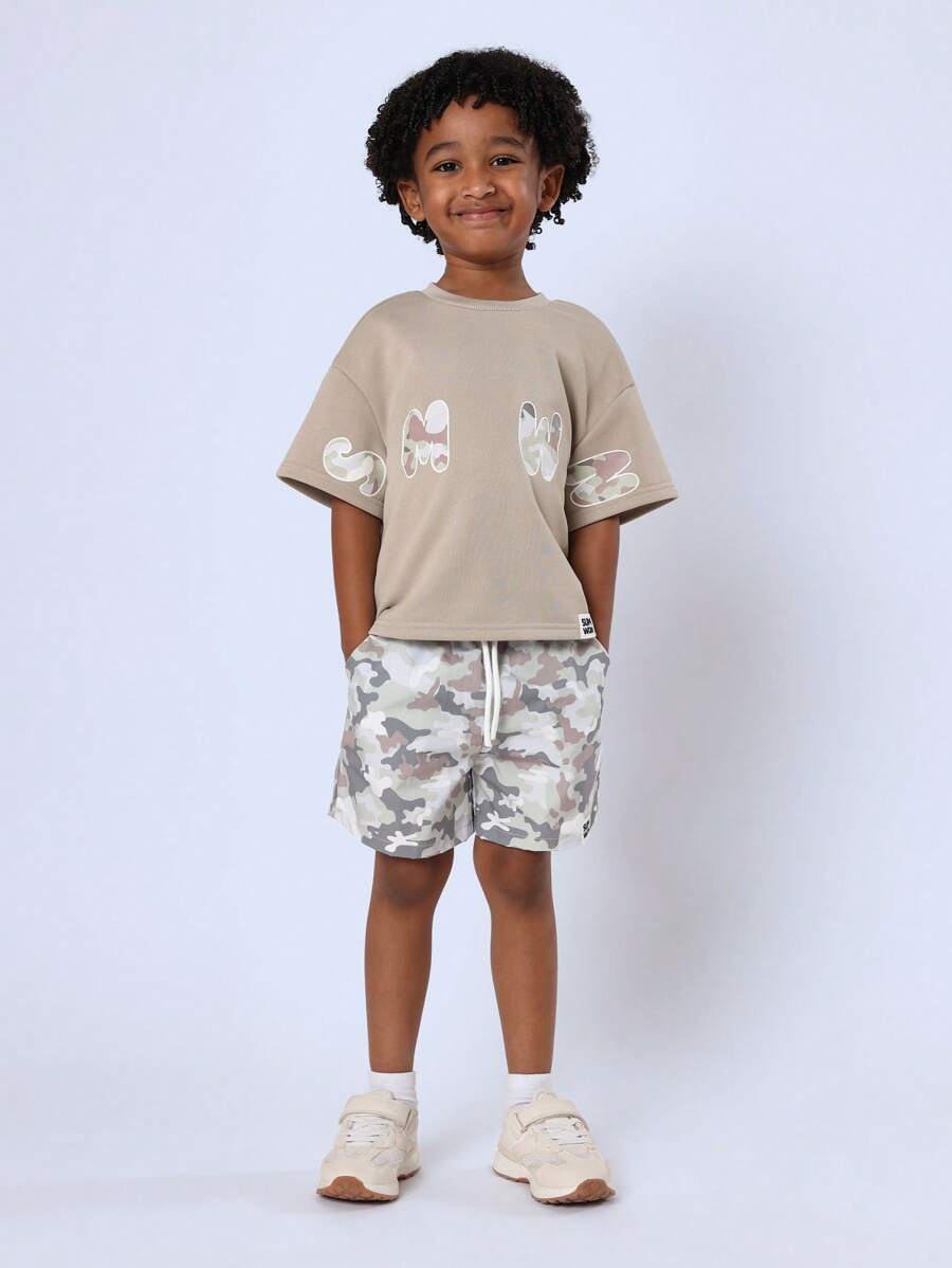 SUMWON Conjunto de ropa informal de dos piezas de tipo loungewear para niños con estampado de camuflaje de verano y diseño gráfico, ideal para juegos activos y actividades al aire libre