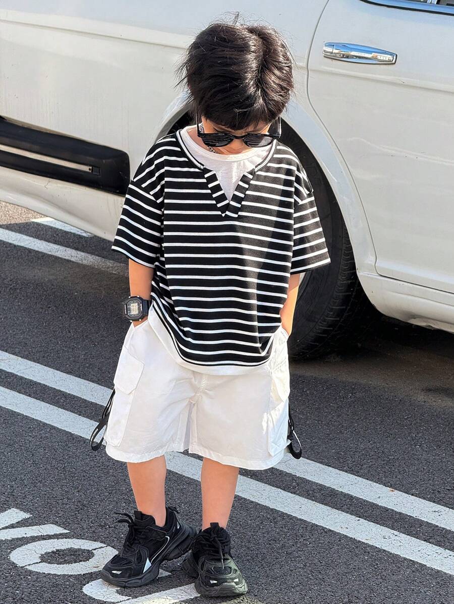 Camiseta de manga corta para niños pequeños con estilo coreano casual, suelta y a rayas con capa simulada. Versátil para el trayecto, la escuela, el uso diario casual, los deportes, adecuada para primavera/verano