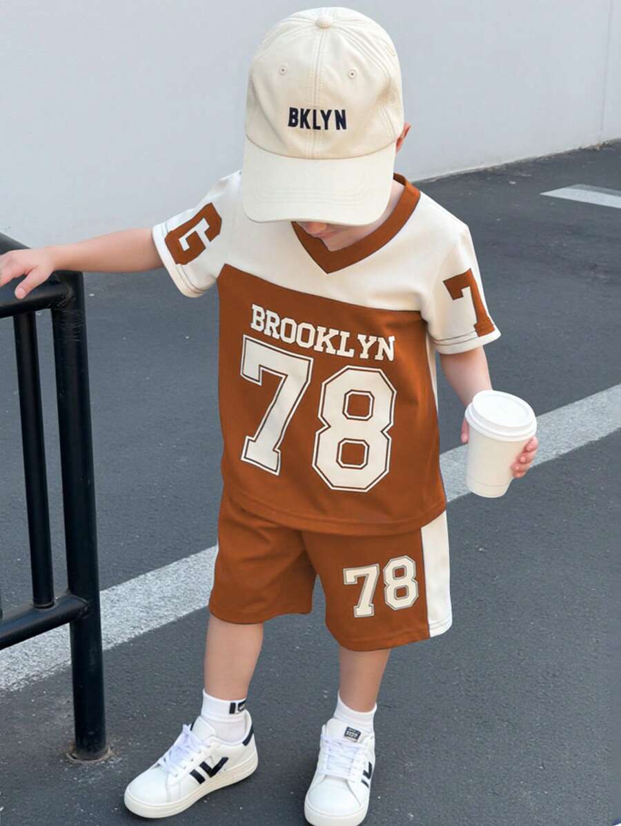 SHEIN Set de 2 piezas con camiseta de manga corta con cuello en V informal deportiva y shorts deportivos estampados para niño pequeño, apropiado para uso diario, ver deportes, verano