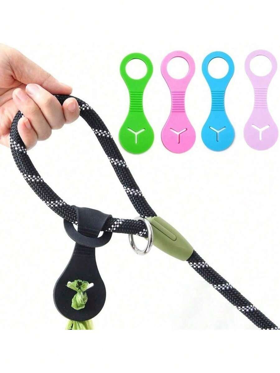 SHEIN Dispensador de bolsas de residuos para mascotas con asa de caliente, dispensador de bolsas de caca de perro en stock, clip de manos libres, correa, soporte de bolsa de residuos