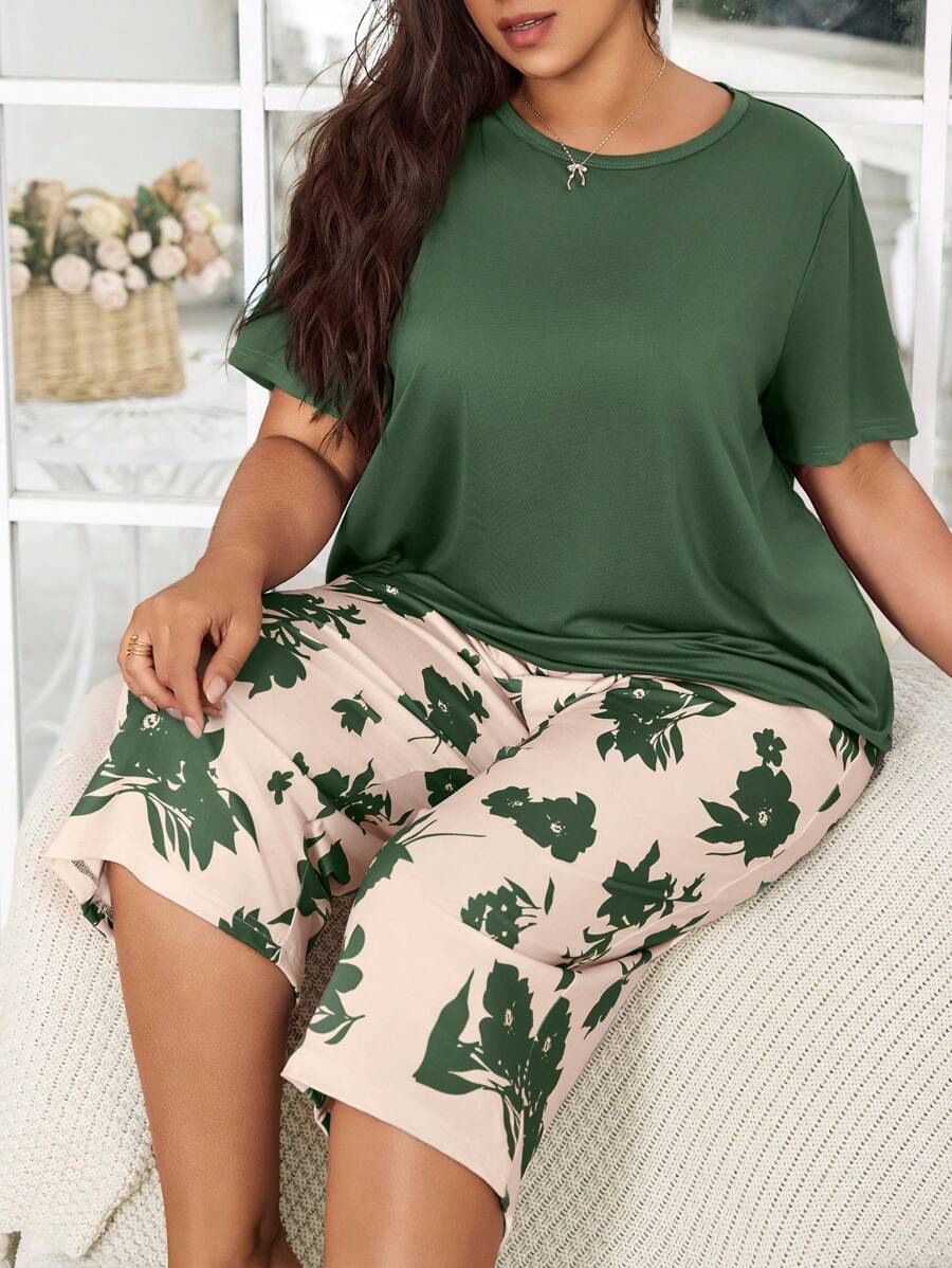 SHEIN Conjunto de pijama informal con pantalón capri y blusa de manga corta con estampado floral para mujer, talla grande