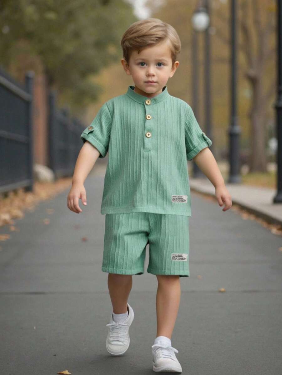 SHEIN Conjunto de 2 piezas con camiseta de manga corta con cuello mao y apliques, y pantalones cortos de rayas tejidos para niños pequeños, adecuado para ocasiones casuales, escolares, al aire libre, primavera y verano, Ramadán