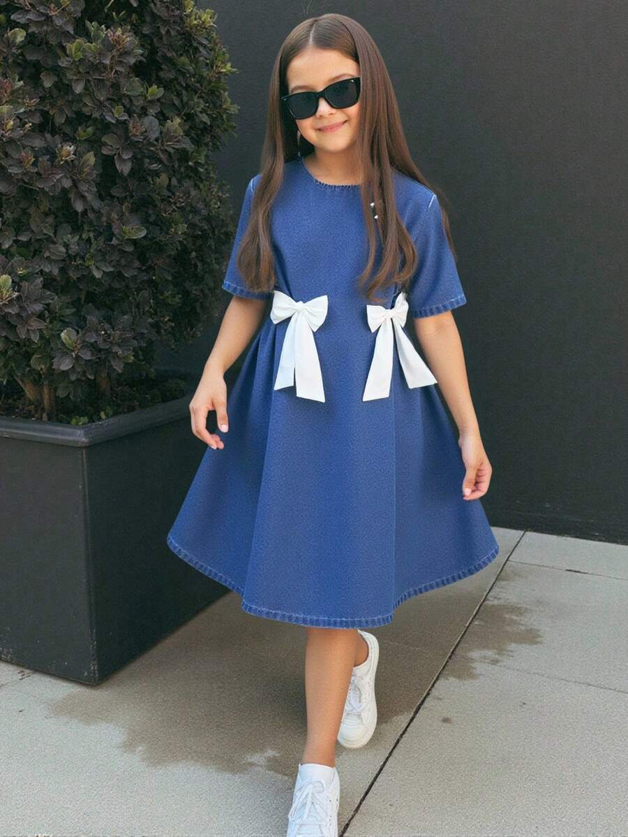 SHEIN فستان بناتي طويل من الجينز مرتخي مناسب للربيع والصيف مزين بقوس جذاب والوان كتل، بأكمام قصيرة وياقة مستديرة مناسب لحفلات الصيف والمهرجانات والبرونش وحفلات التخرج والشارع والعودة للمدرسة