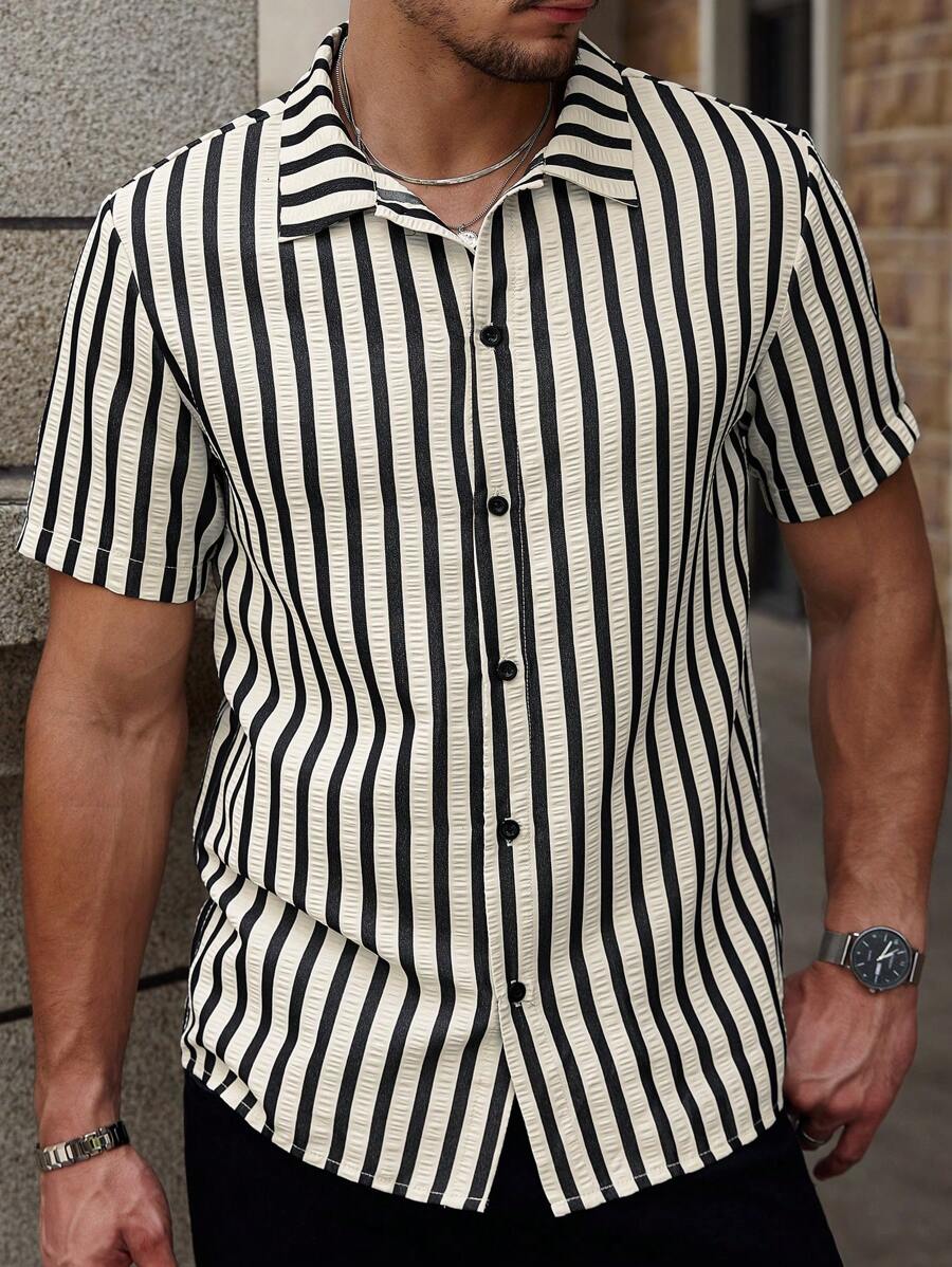 Manfinity RelaxMax Camisa casual de manga corta con botones al frente y estampado a rayas para hombres, ideal para el verano