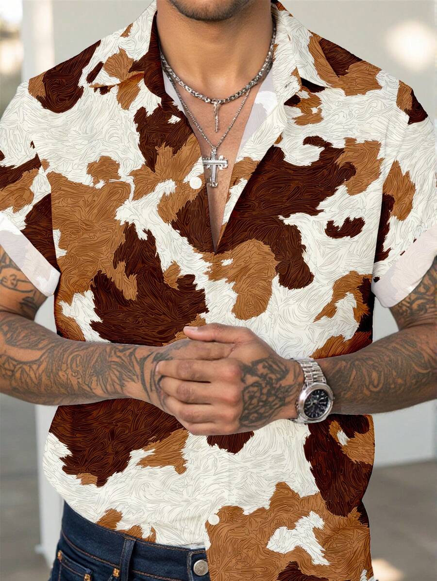 Manfinity RelaxMax Camisa de cuello con estampado total, de manga corta y corte slim, con efecto de piel de vaquero del oeste, para hombres