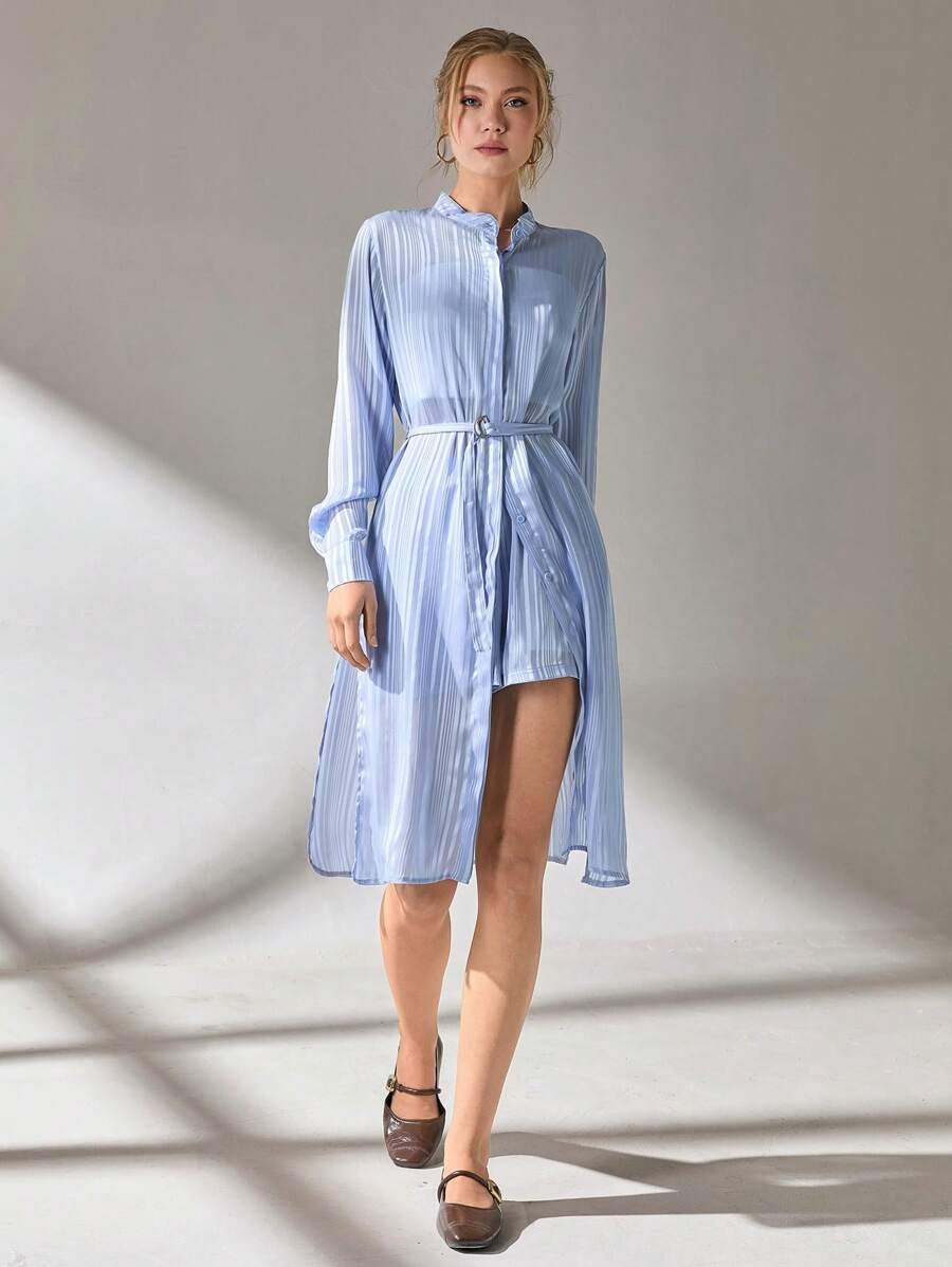CLARA VERO Conjunto de dos piezas de algodón, camisa de manga larga con botones y nudo adelante, shorts elásticos de cintura alta con volantes, material de algodón texturizado, colección para resort de playa, ropa de verano, detalle de dobladillo crudo, estilo casual de vacaciones, silueta holgada, ropa de playa moderna, moda bohemia de verano, ropa informal y cómoda, colección de resort, conjunto casual de fin de semana, diseño contemporáneo, look fresco de verano, conjunto de tela ligera y transpirable