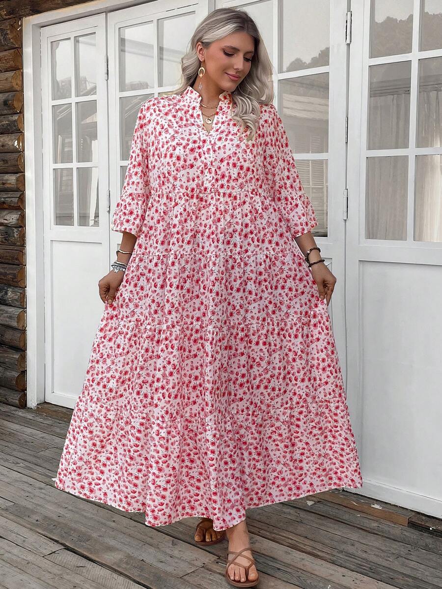 SHEIN LUNE Abito casual a 4 balze con stampa floreale sparsa di colore rosa, per taglie comode
