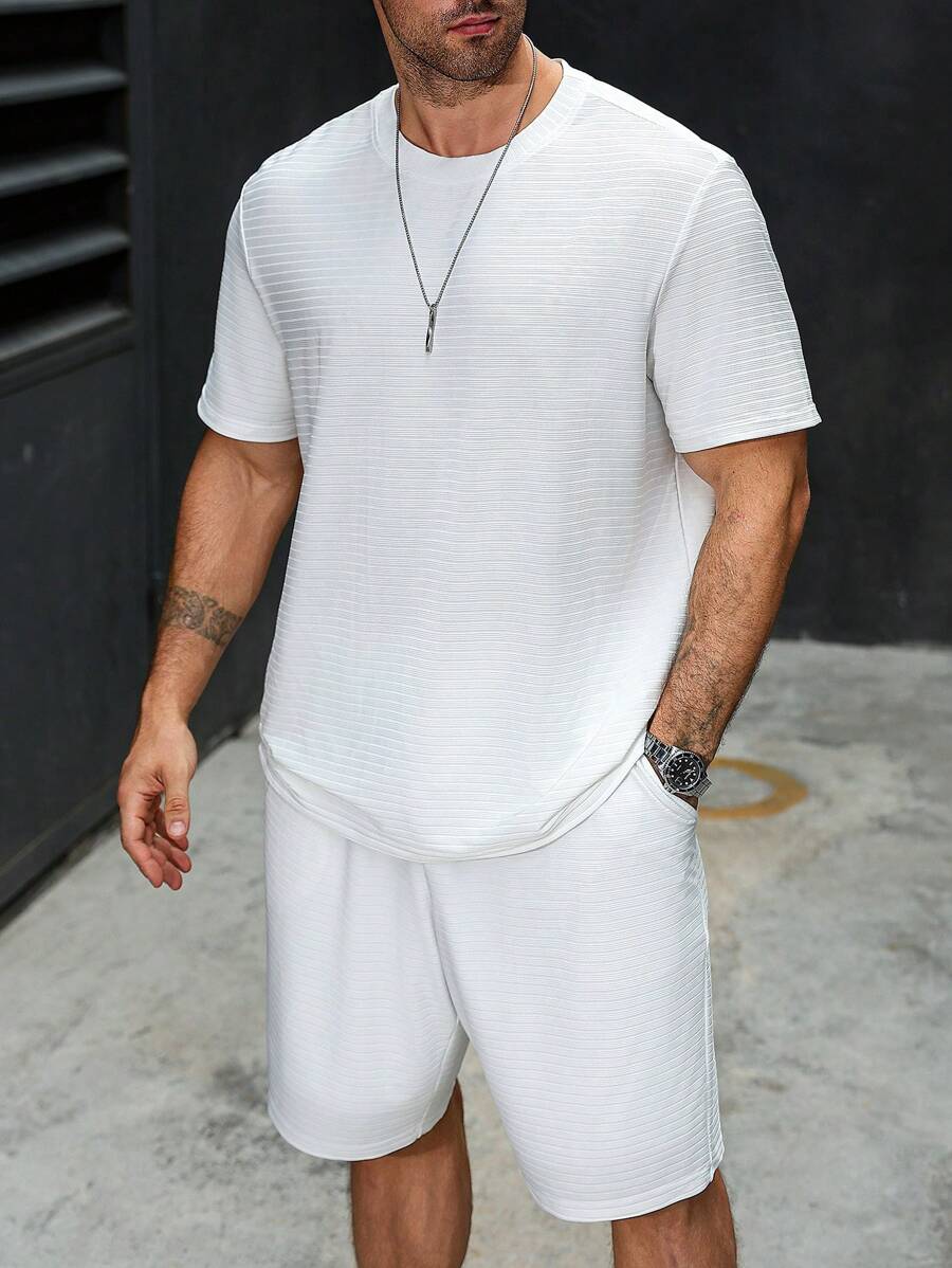 Manfinity Homme Set de 2 piezas Camiseta de manga corta de cuello redondo blanca con ajuste holgado y pantalones cortos con cordón elástico para hombres de talla grande