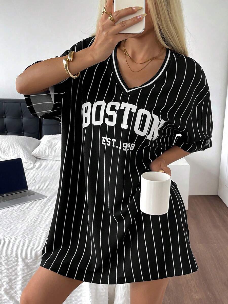 SHEIN EZwear Vestido deportivo con cuello en V, estampado de rayas y letras