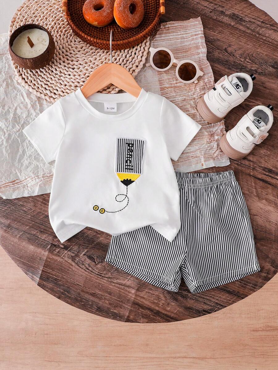 SHEIN Vintaside Kids Conjunto de 2 piezas para niños pequeños: Camiseta de manga corta de punto blanca con bordado lindo y estampado de lápiz, y pantalones cortos casuales de rayas tejidos, adecuado para verano, deportes al aire libre y atuendo de ocio