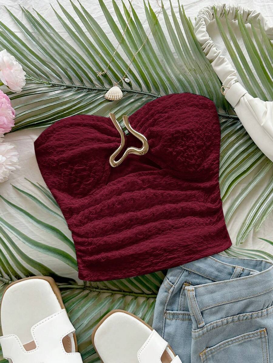 Soleia Top court texturé tricoté blanc pour femmes avec boucle métallique en forme de cœur creux à l'avant. Style ajusté et affinant, convient pour les fêtes, les rendez-vous, le thé de l'après-midi, la plage, les festivals de musique, le carnaval