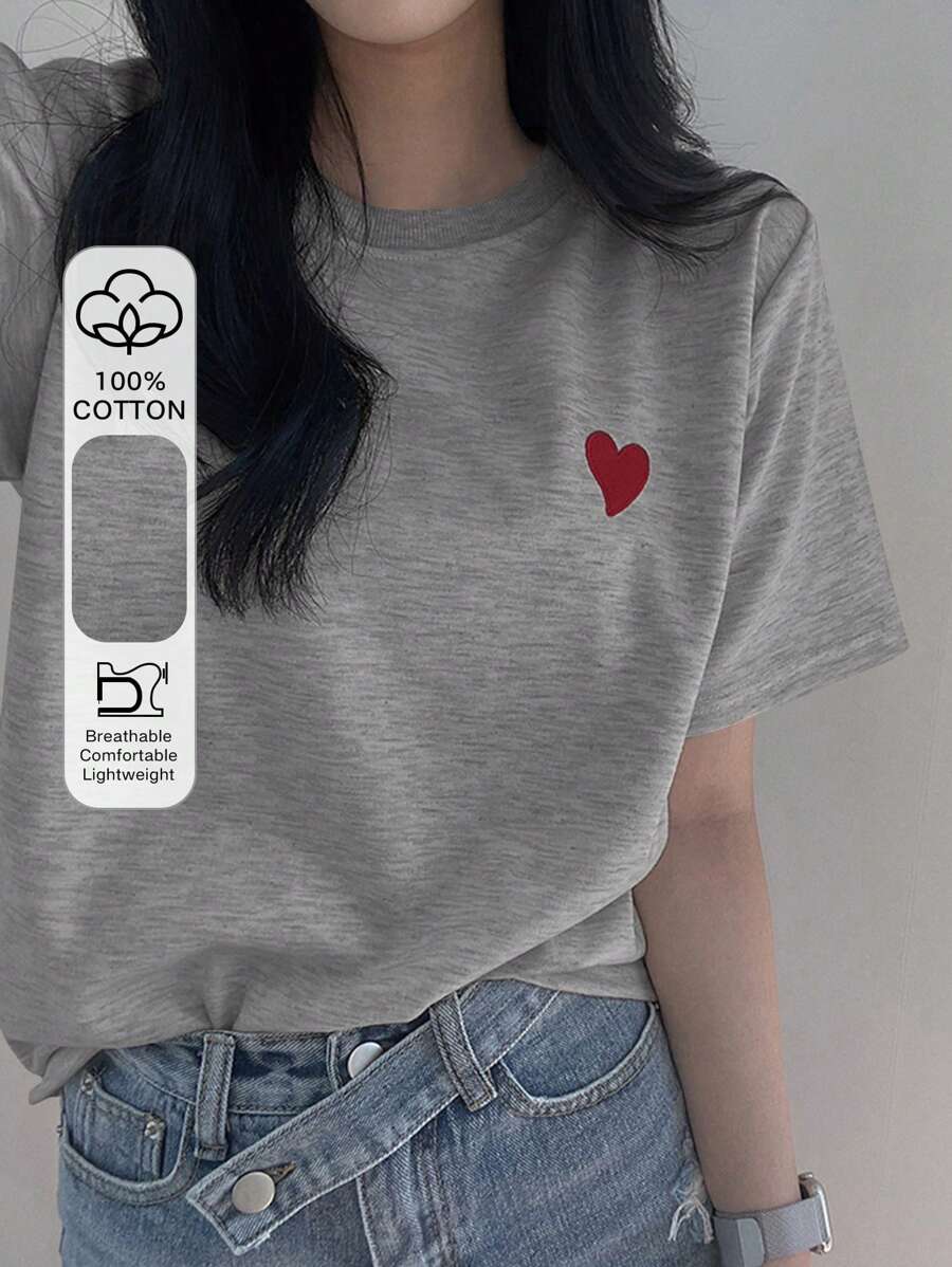 DAZY Camiseta gráfica minimalista para mujer con cuello redondo, bordado y contraste de color en forma de corazón