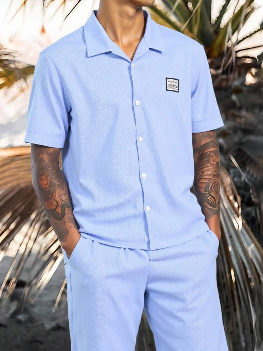 RueChic Conjunto de camisa regular y pantalón corto de verano con detalles de parches de tela especial para hombre