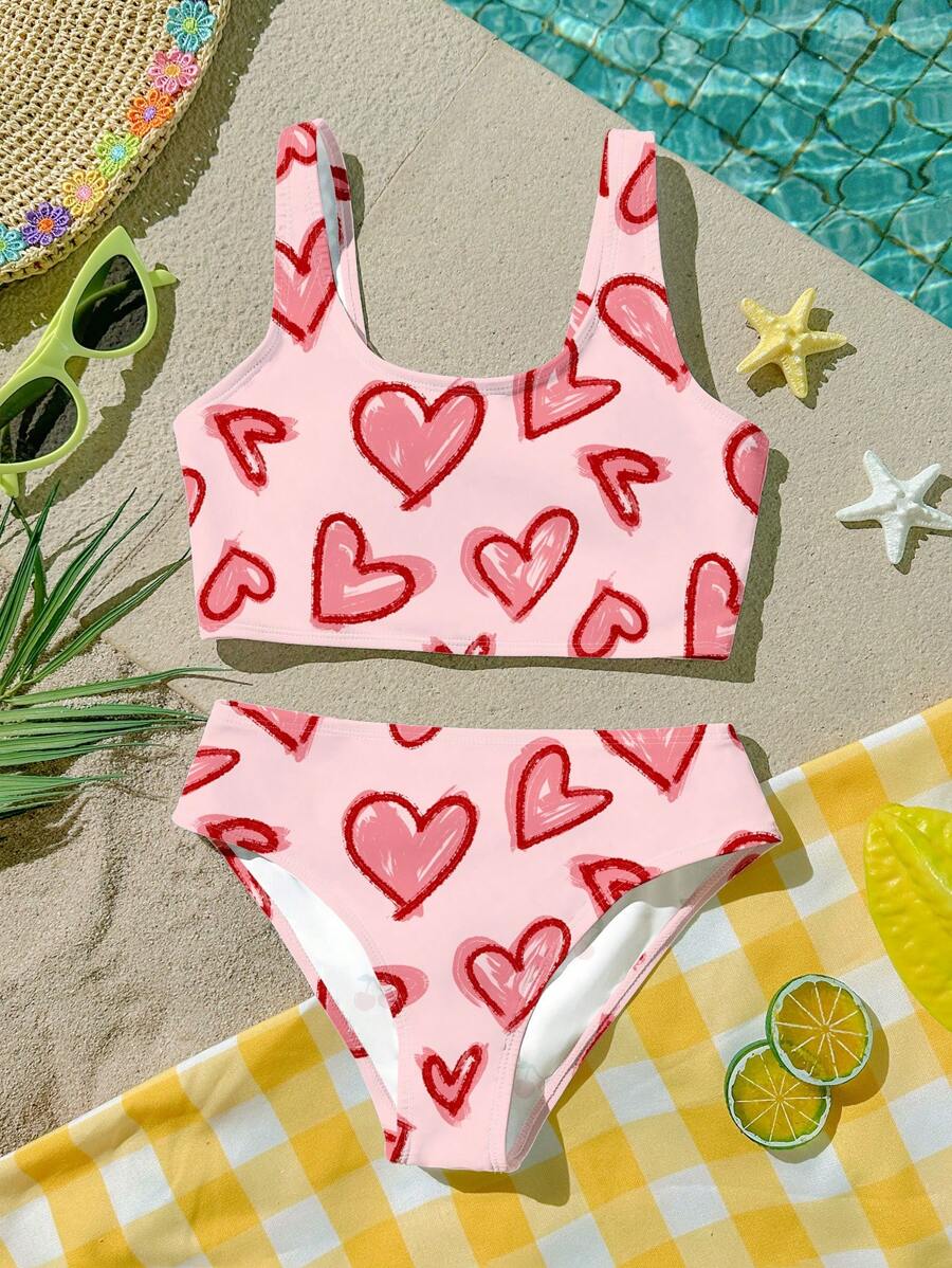 Set di costume da bagno con camisole e slip con stampa a cuori carini e dolci per ragazze giovani, per l'uso casual, da indossare in estate, per uscite in famiglia, per le vacanze e per andare in spiaggia