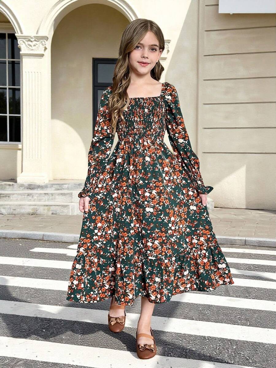 SHEIN Robe élégante à manches longues pour préadolescentes avec encolure carrée, taille froncée, ourlet à volants et manches lanternes. Robe style campagne française à fleurs dispersées, convenant pour les sorties printanières