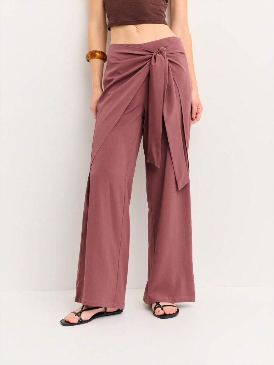 Nöista Pantaloni a gamba ampia con effetto avvolgente, in tessuto morbido e fluido, con dettaglio di laccio in vita. Taglio lusinghiero per look estivi, São João e outfit da vacanza.