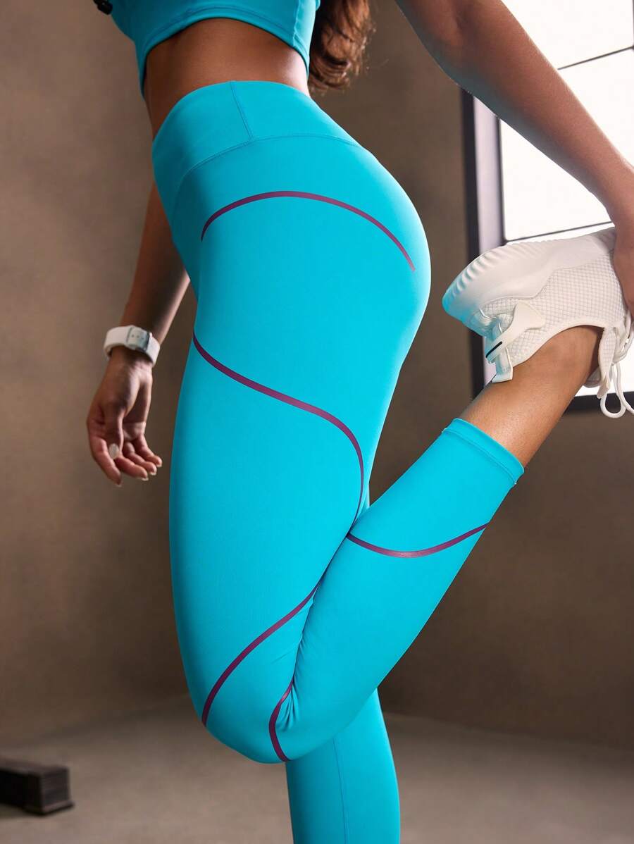Powerista Enge Sportleggings mit Streifenprint, geeignet zum Laufen und Trainieren