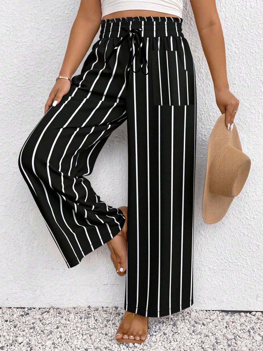 SHEIN Frenchy Pantalones casuales holgados y con encaje de cintura alta para mujer de talla grande, con estilo de festival de música, en gradiente, de color negro y blanco a rayas con contraste de unicolor, para vacaciones de verano