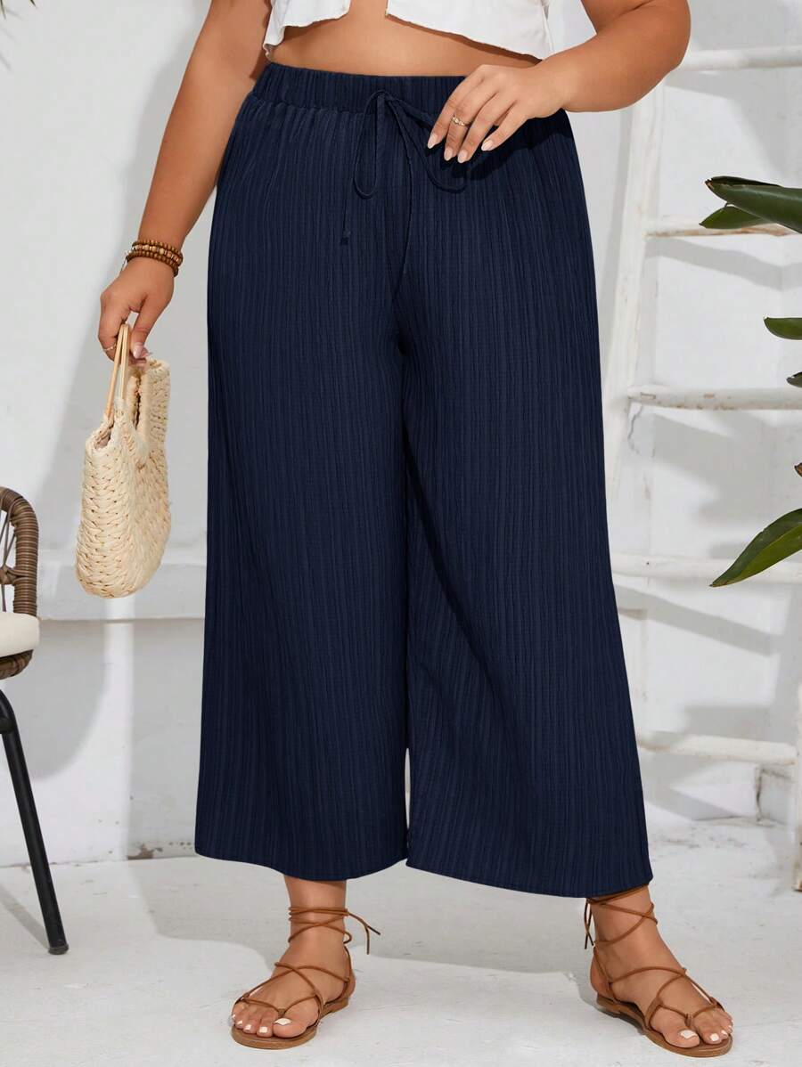 SHEIN Frenchy Pantalones anchos y cortos de talla grande con textura y cordones para vacaciones, en unicolor
