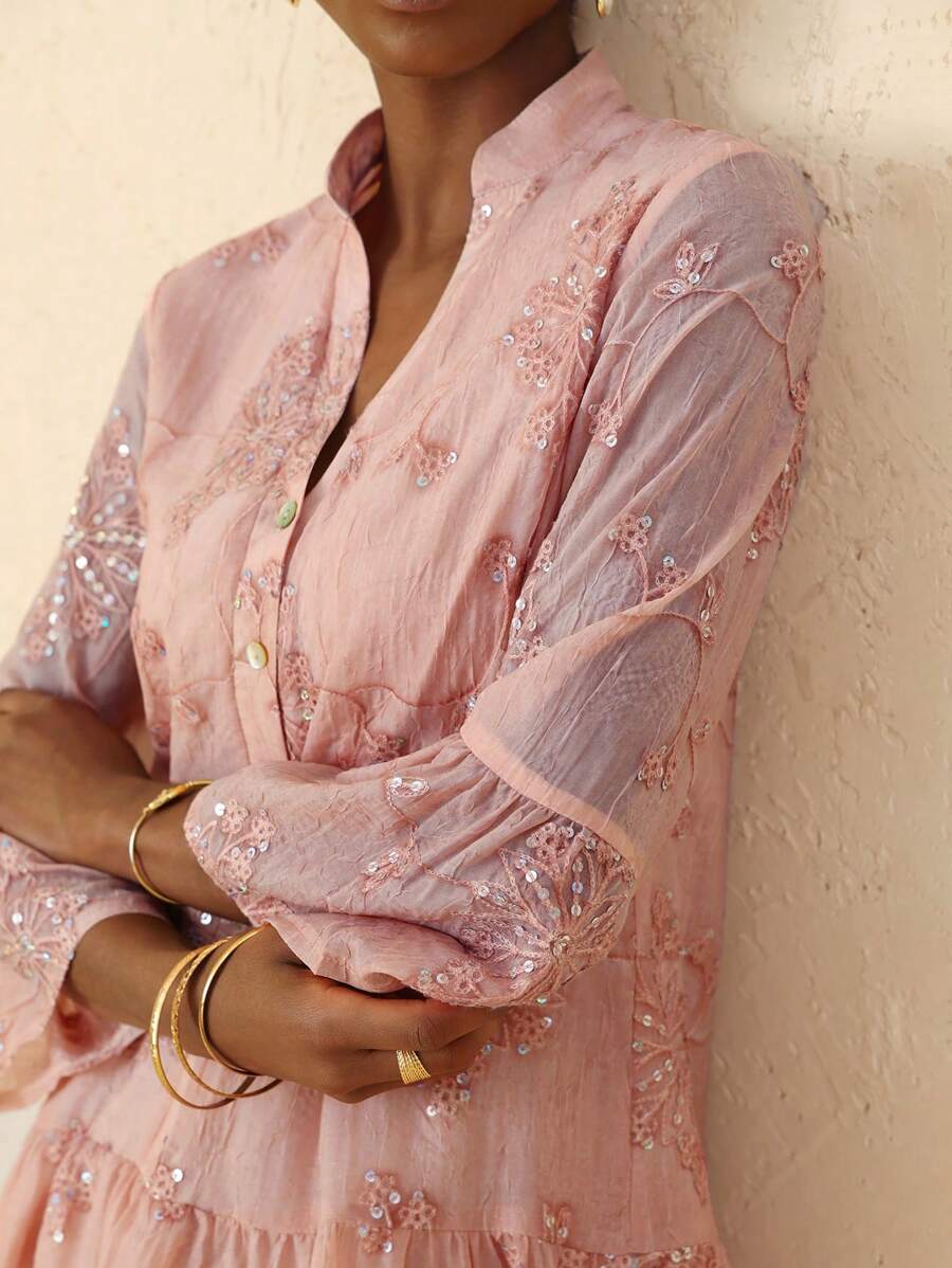Vesra Vestido de mujer con cuello alto, manga 3/4 y abierto por delante, con bordado y lentejuelas