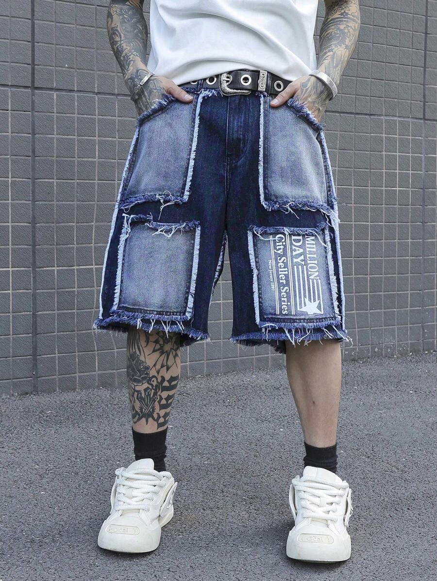 Manfinity Streetrush Pantalones cortos de hombre casuales de mezclilla con estampado de letras, parches y dobladillo deshilachado