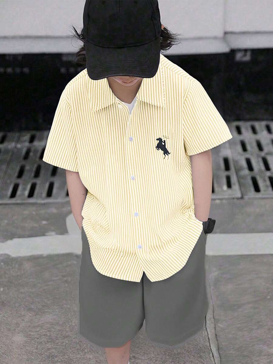 SHEIN Conjunto de camisa de manga corta a rayas y pantalones cortos con estilo de caballero para niño preadolescente