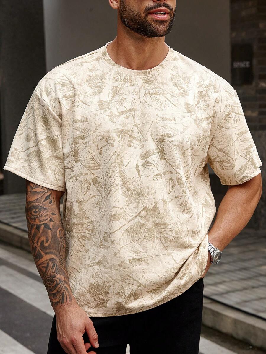 Manfinity CasualCool Camiseta de manga corta de cuello redondo con estampado completo para hombres de talla grande