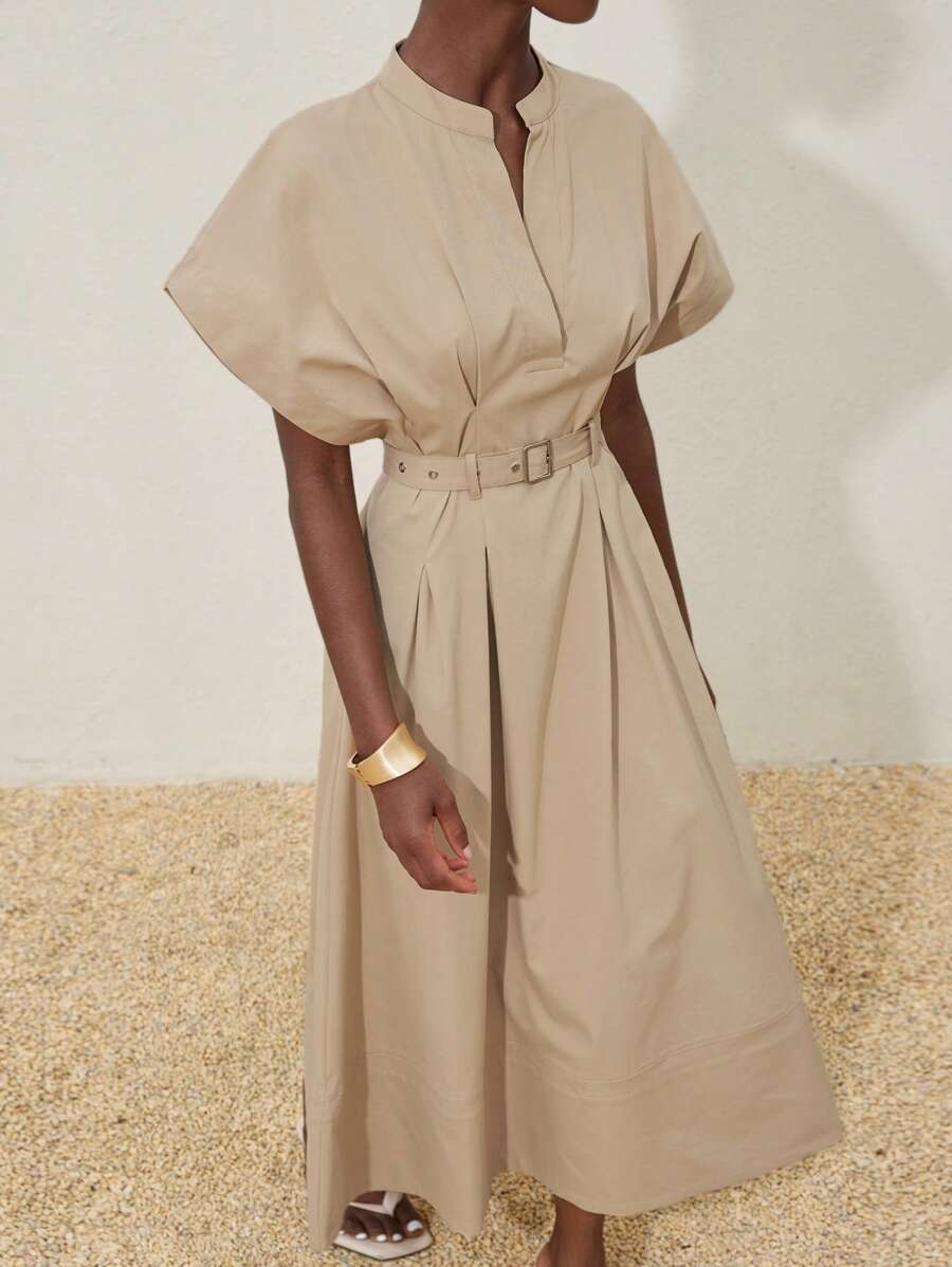 Aveloria Modichic Robe élégante et simple avec encolure en V, épaules tombantes, ceinture à nouer à la taille et jupe à volants. Stylée et de haute qualité, idéale pour le travail ou les sorties