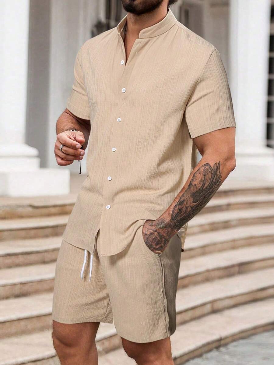 Manfinity RSRT Ensemble chemise à manches courtes boutonnée simple couleur unie et short à taille coulissante pour hommes