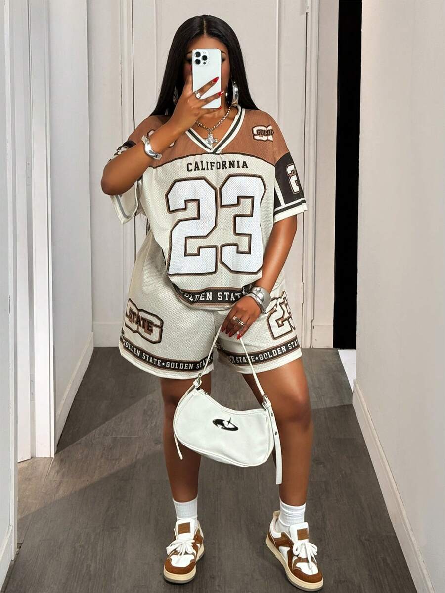 Slaydiva Ensemble de 2 pièces composé d'un t-shirt ample à col V imprimé slogan et couleur abricot et marron et de shorts amples en maille large pour un style sportif décontracté, . Tenue été 2025
